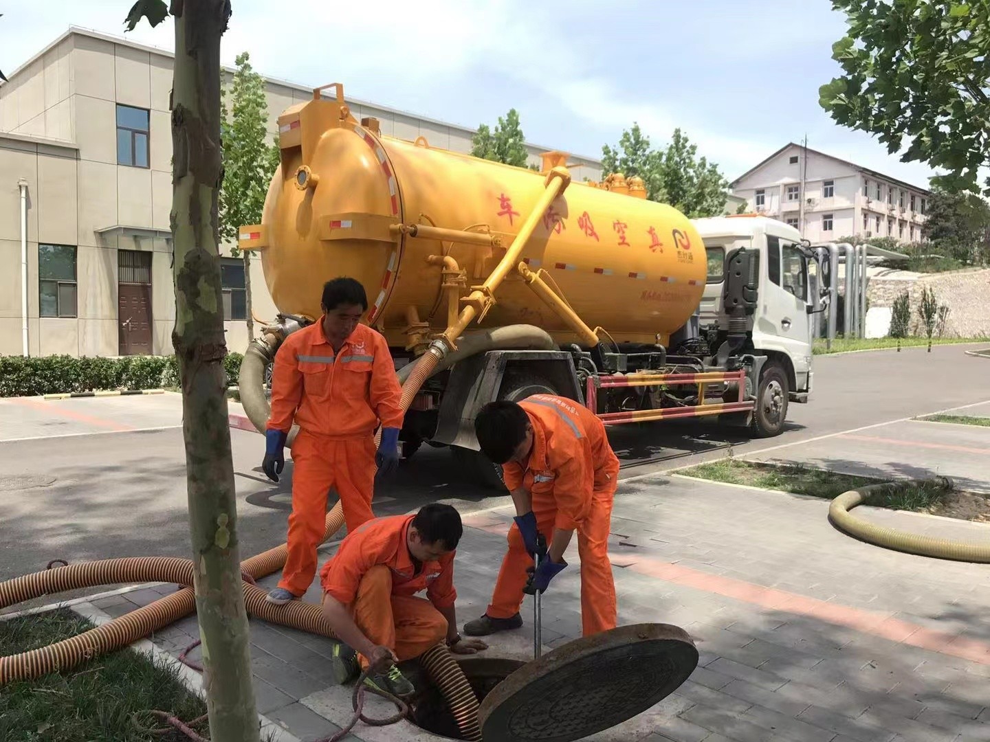 牙克石化粪池清理与5-8吨吸粪车施工效率分析